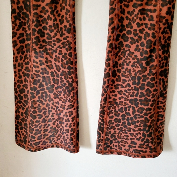 Spiritual Gangsta Bombshell Dream Tech Flare Leopard Print Leggings Size M - Picture 4 of 14